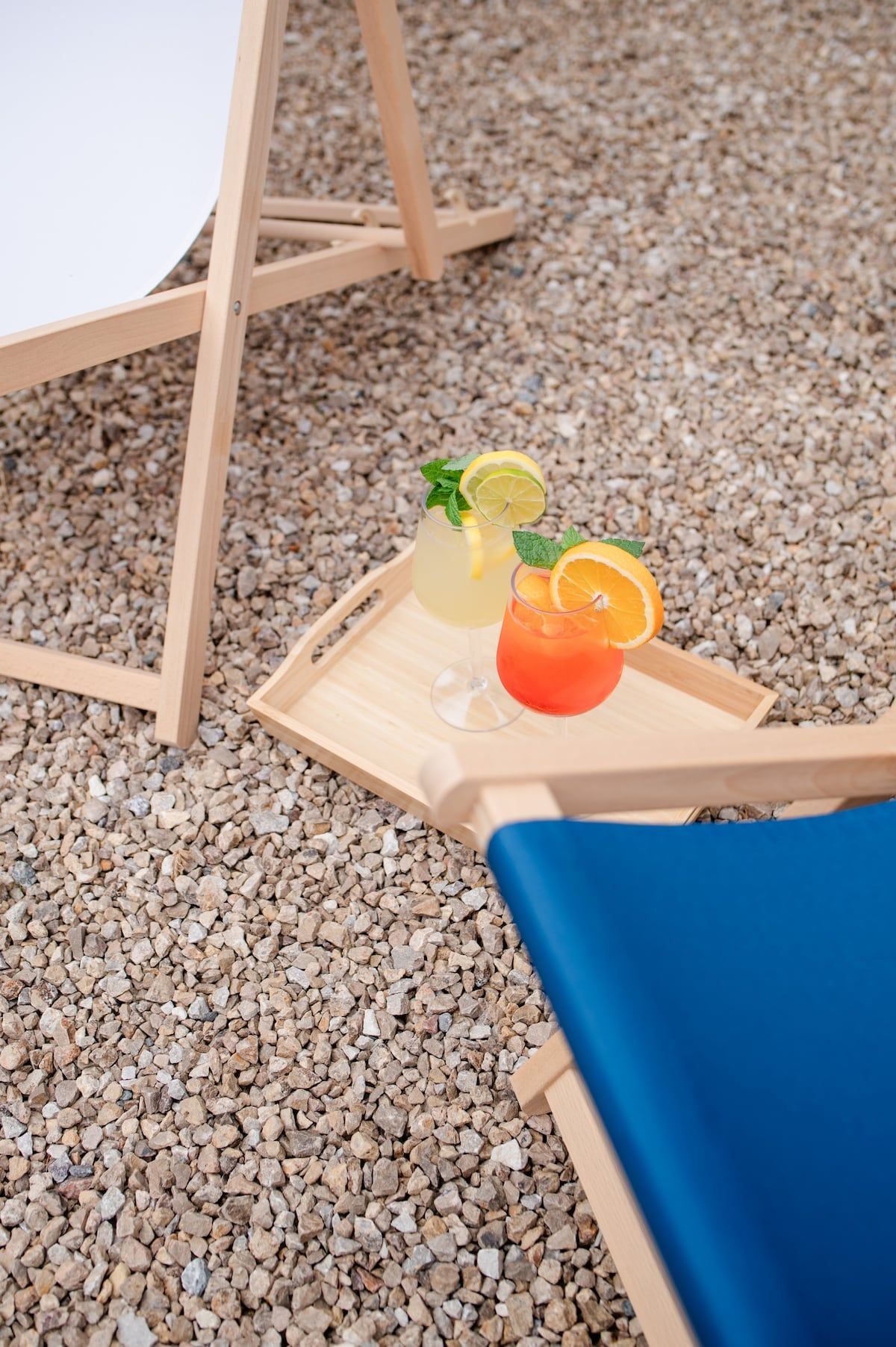 Drinks-Tablett neben den Liegestühlen im Kies