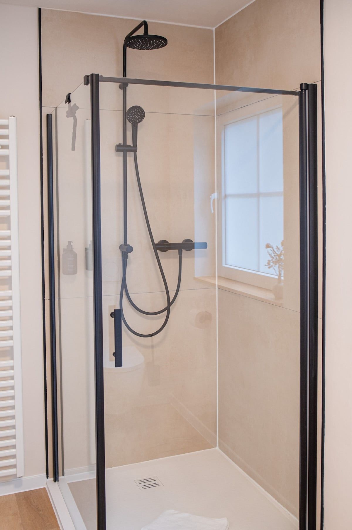 Ebenerdige Dusche mit schwarzer Regendusche und Fenster