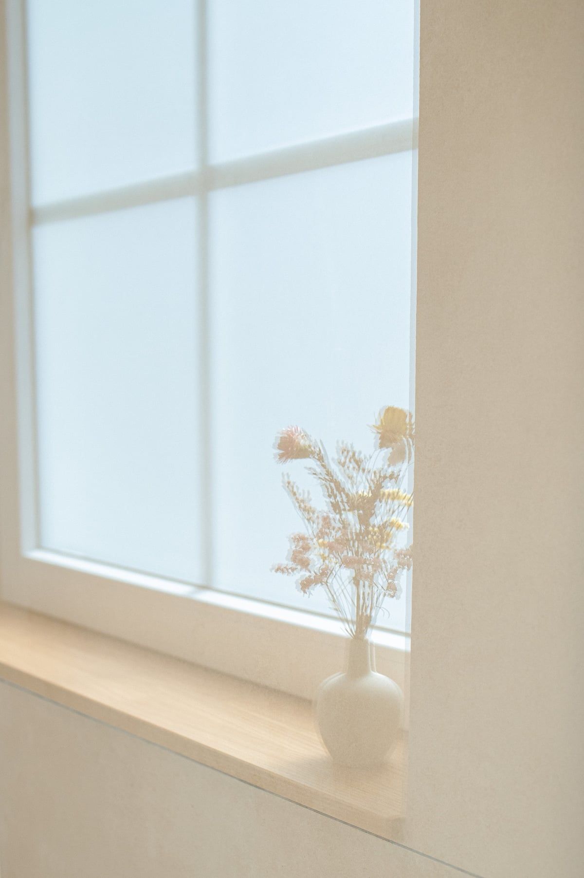 Fensterbank mit Trockenblumen und Seifenspender