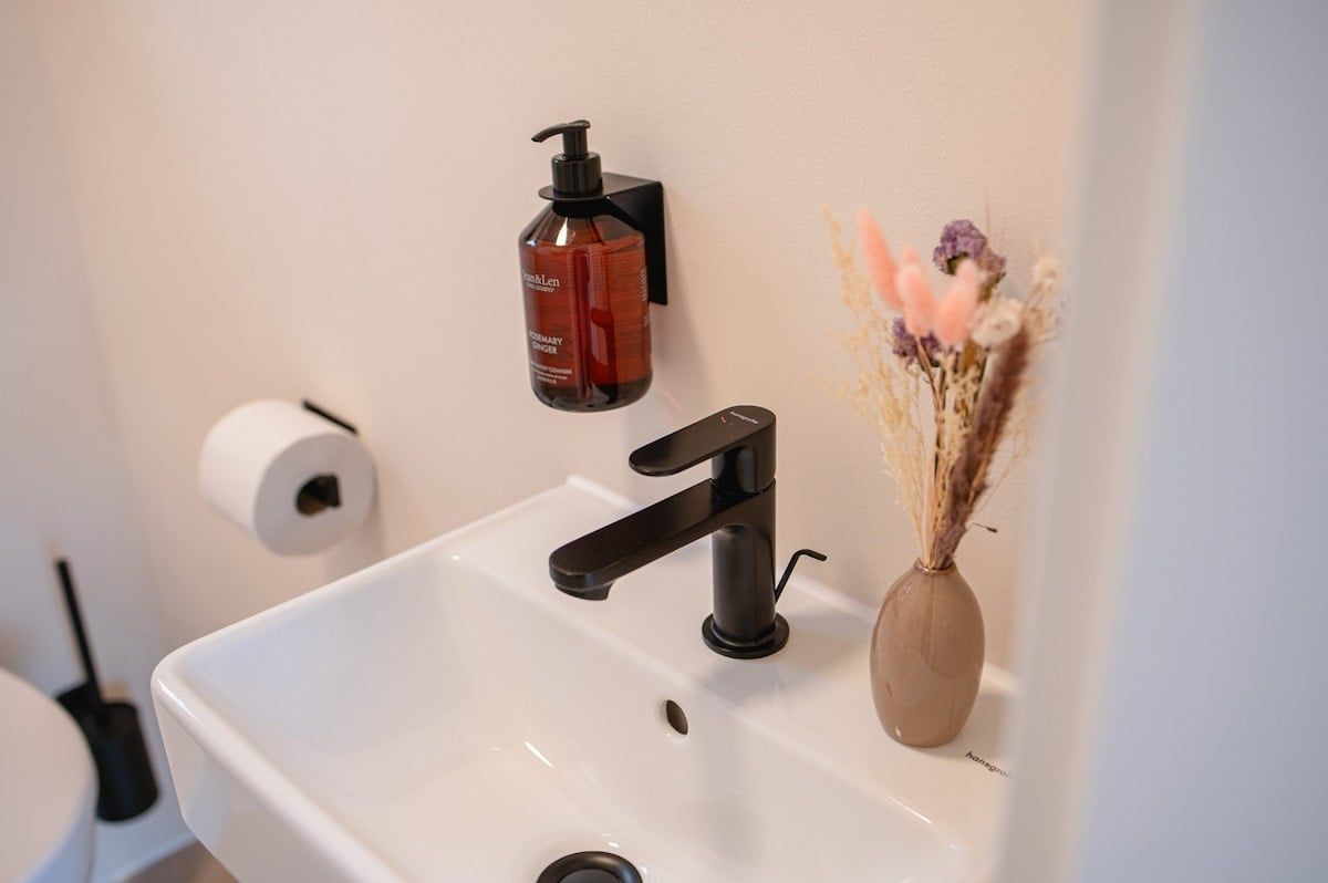 Waschbecken im Gäste-WC mit Trockenblumen