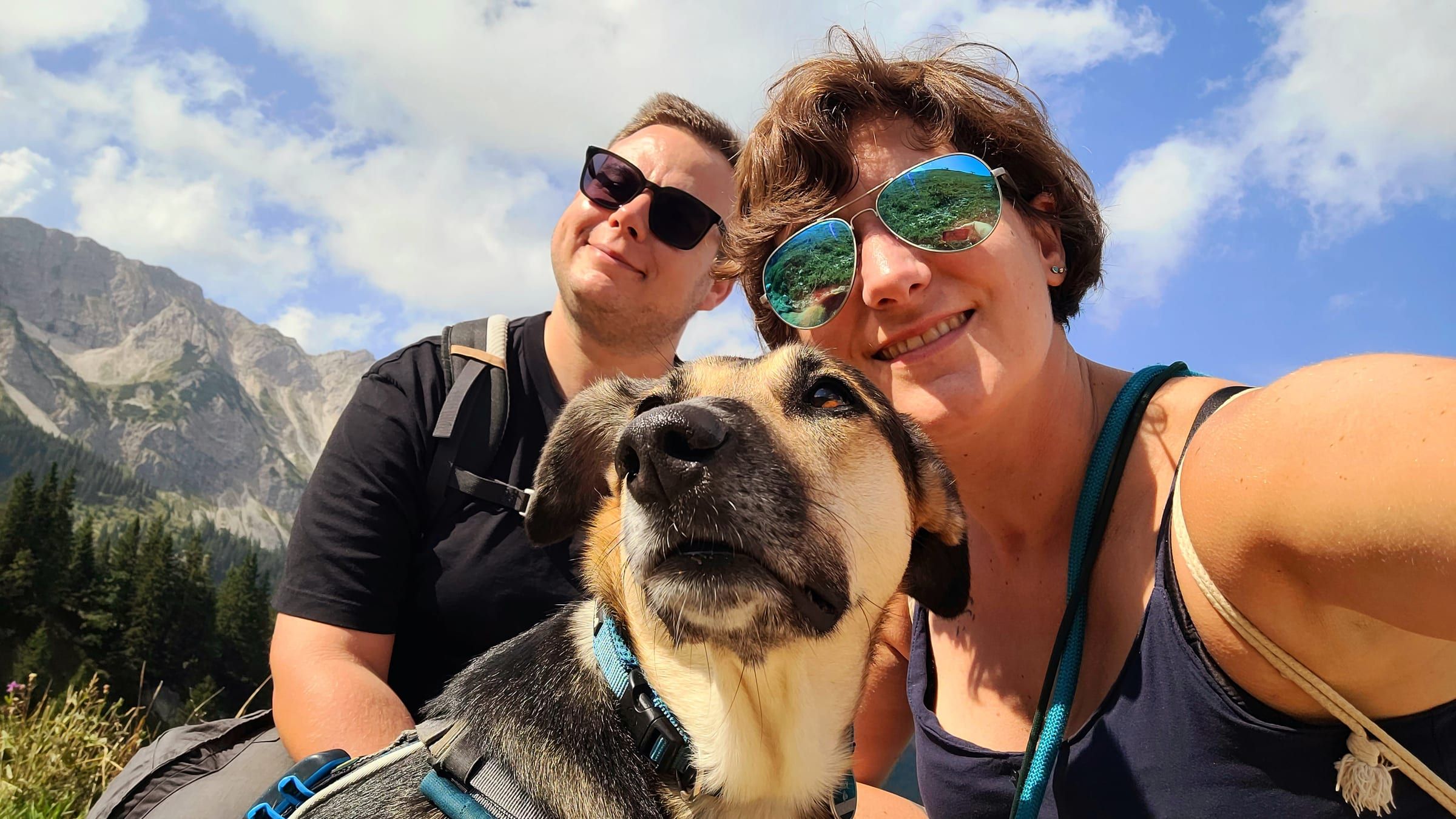 Nicole und Ralph mit ihrer Hündin Cava bei einer Wanderung in den Bergen