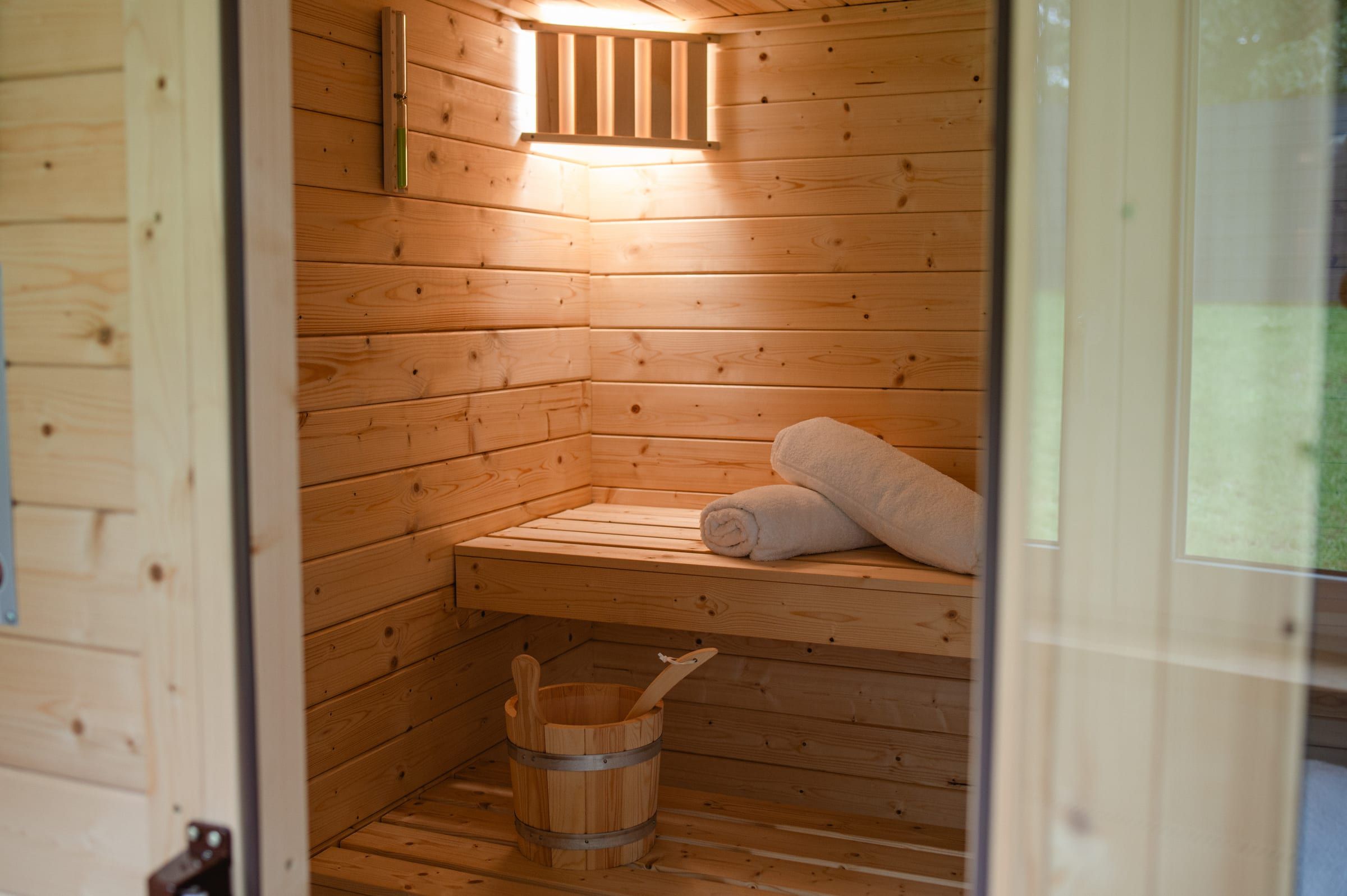 Blick in die finnische Sauna mit warmem Wandlicht