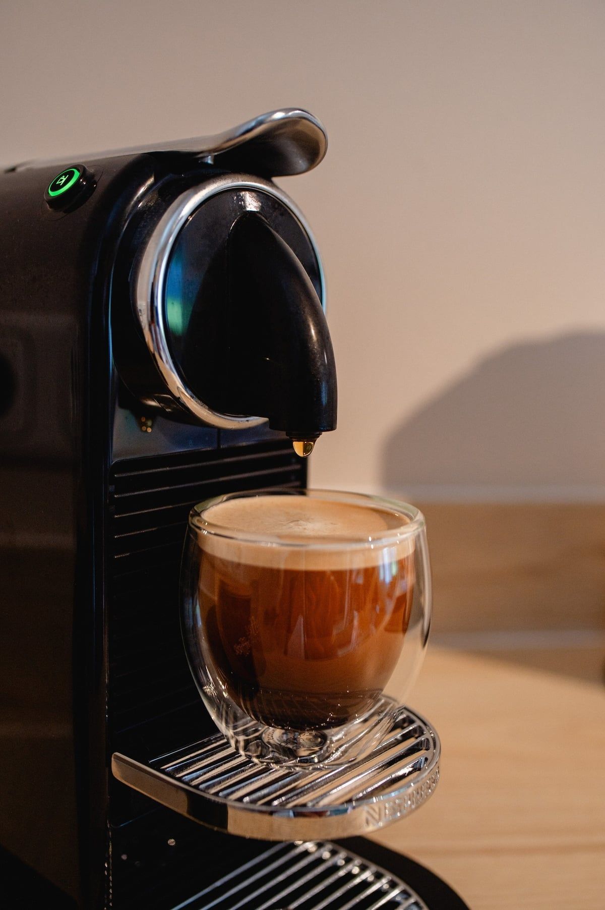 Frisch gebrühter Kaffee wird eingeschenkt