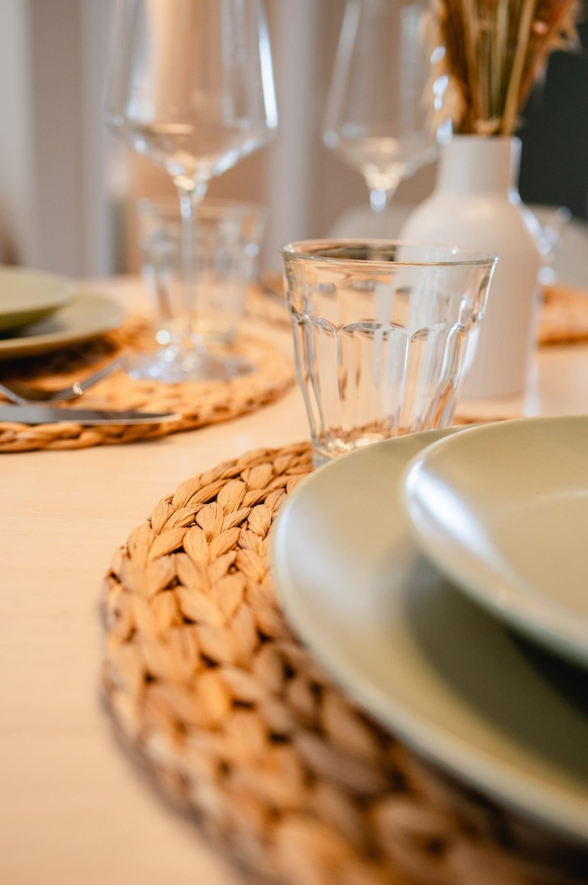 Gedeckter Tisch mit Platzsets, Detail