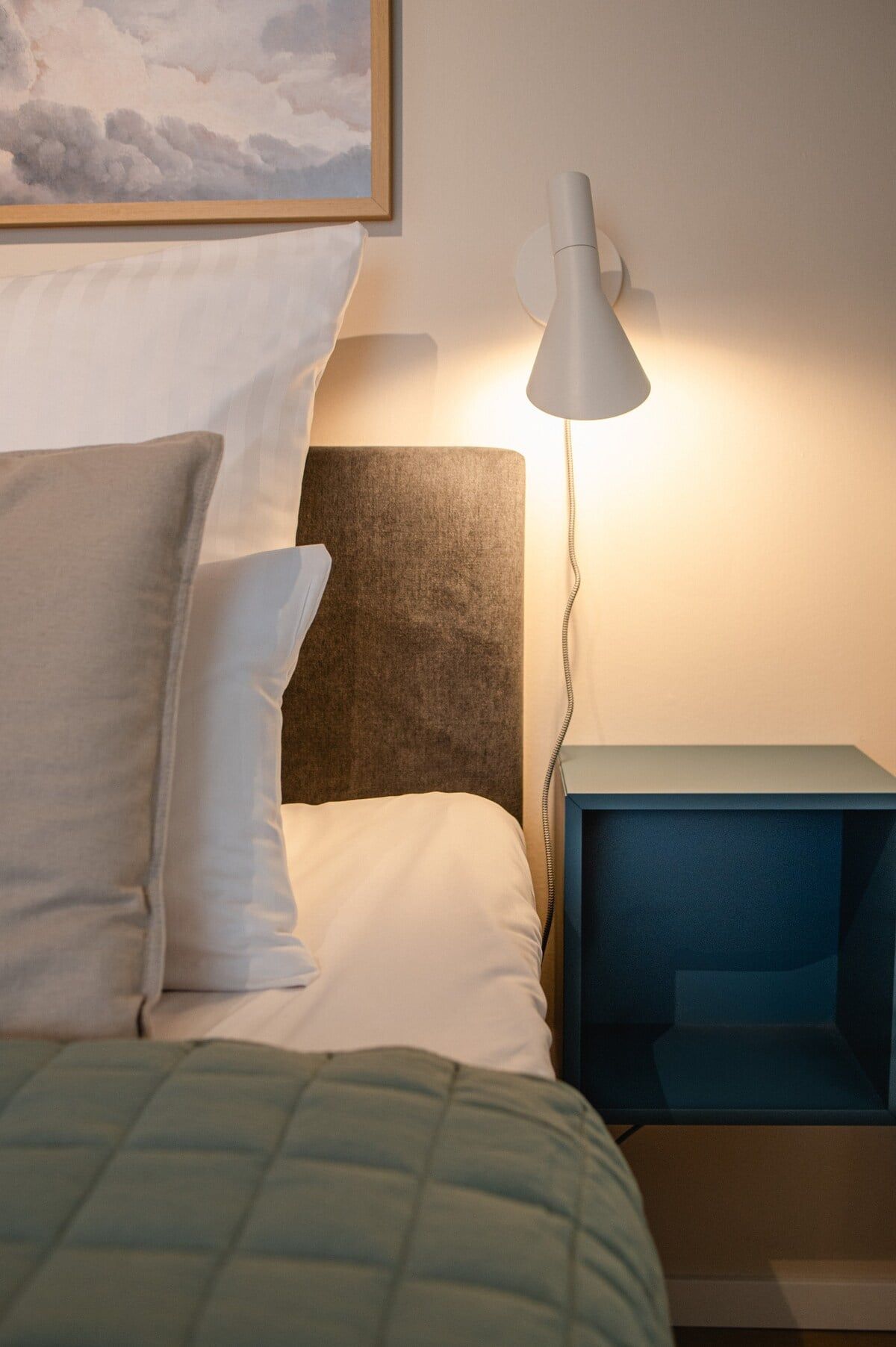 Arbeitsecke mit Schreibtisch, Lampe und Stuhl