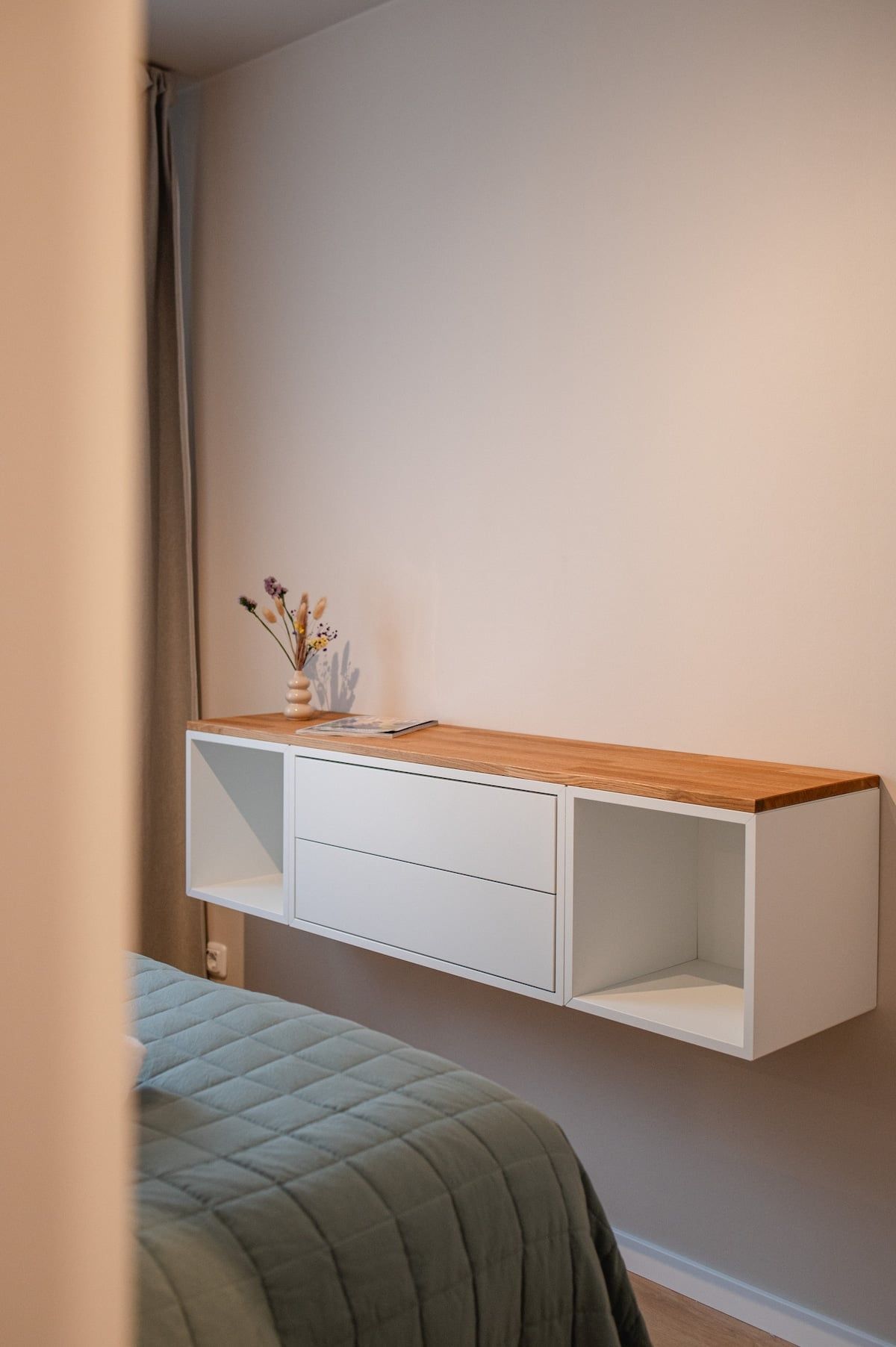 Bett mit Kissen in Grau- und Blautönen