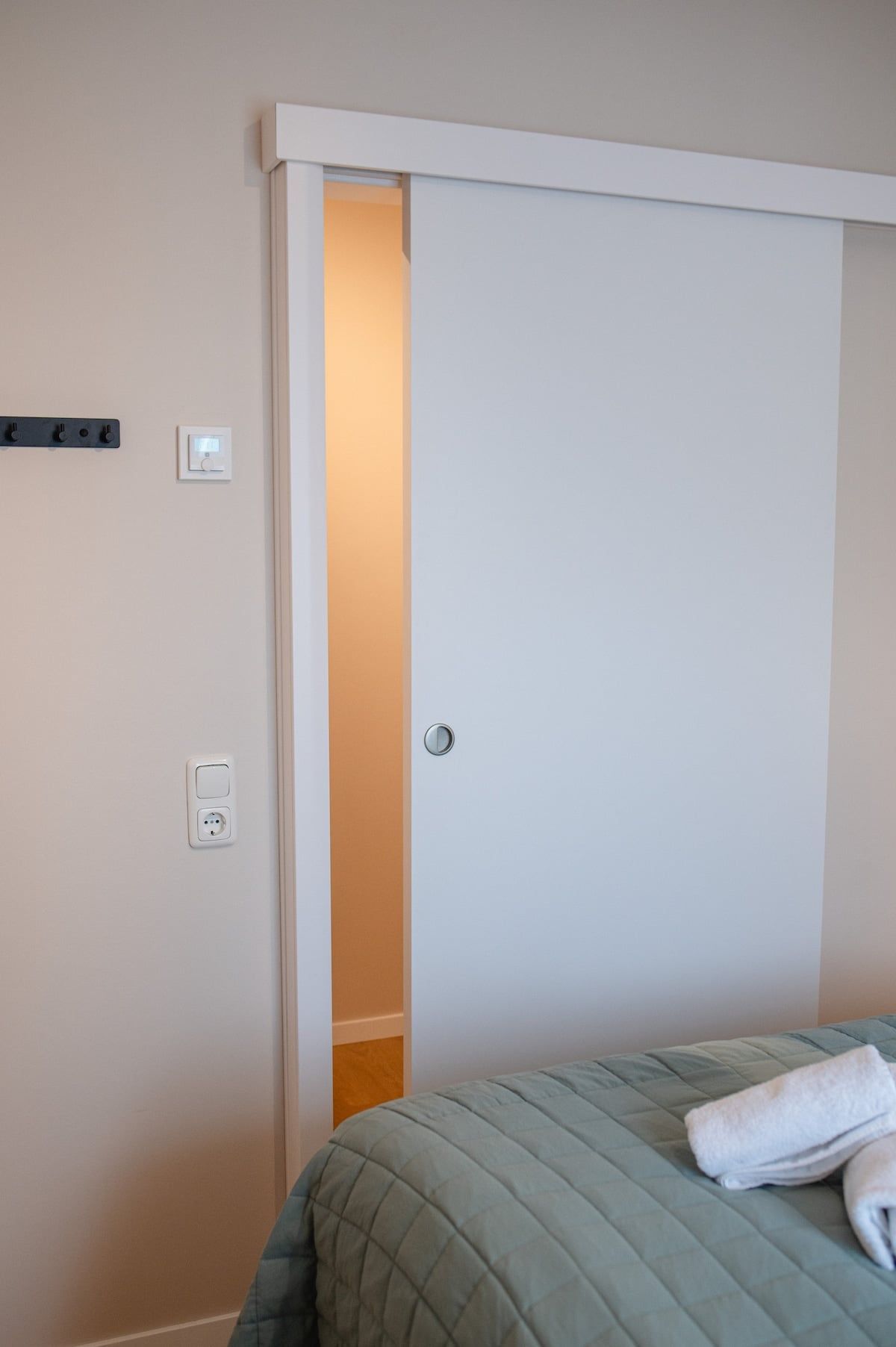 Schiebetür zum Ankleidebereich, Handtücher auf dem Bett