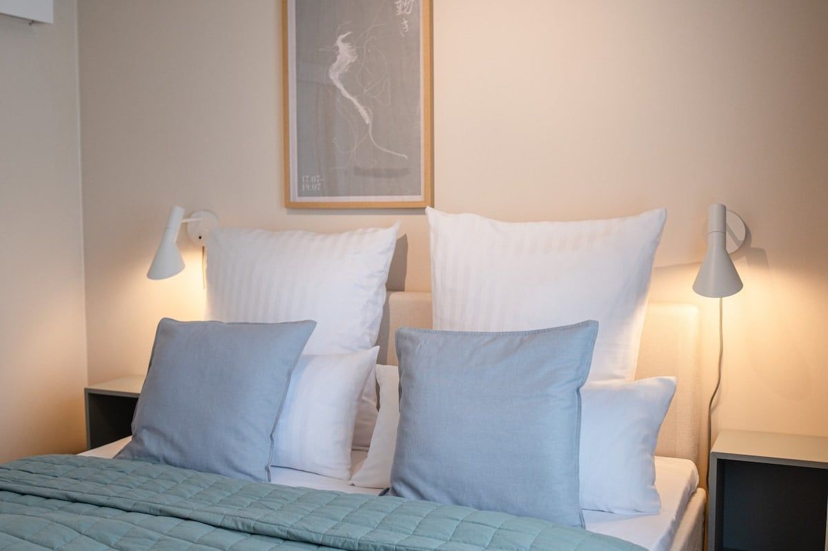 Zweites Schlafzimmer, Bett mit Kissen