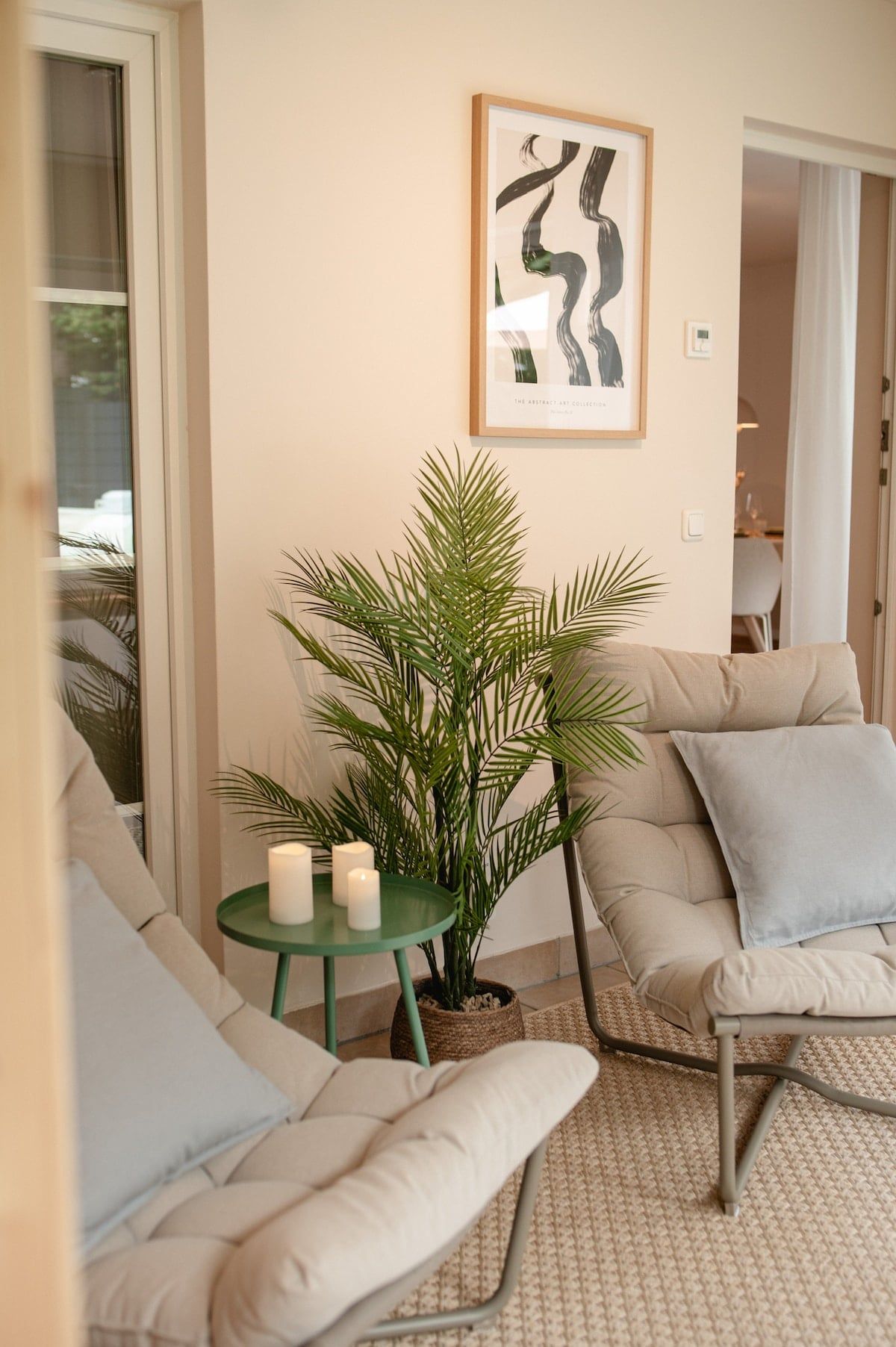 Loungesessel im Spa-Bereich mit Kerzen und Blick in den Flur