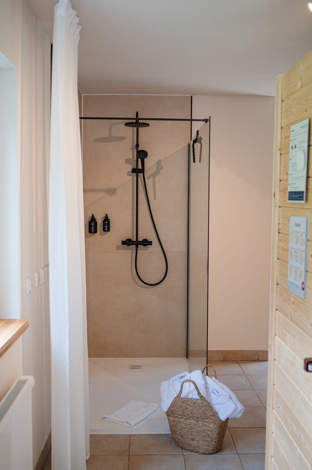 Offene Dusche im privaten Spa-Bereich mit Fenster