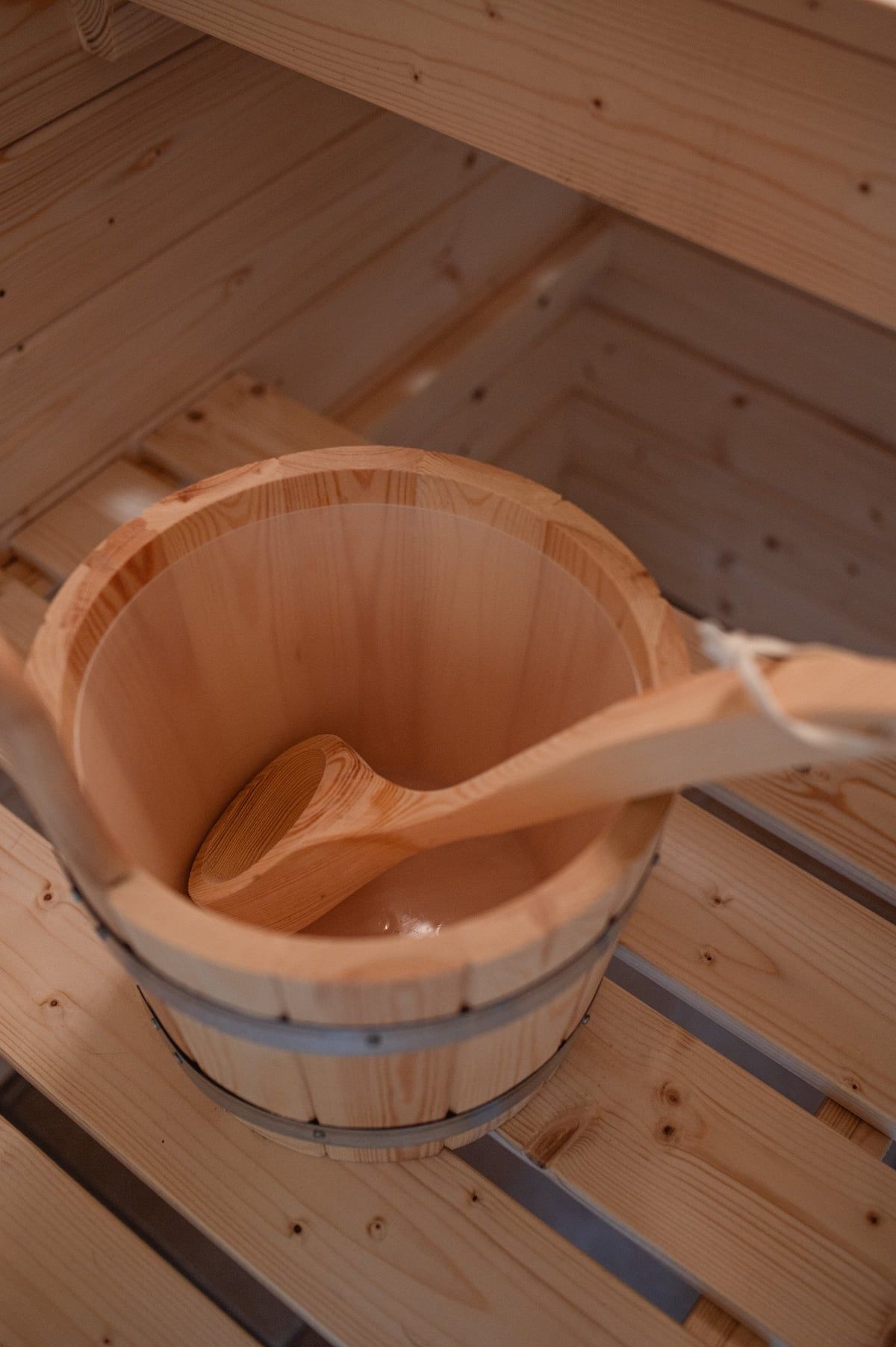 Aufgusseimer mit Kelle in der Sauna