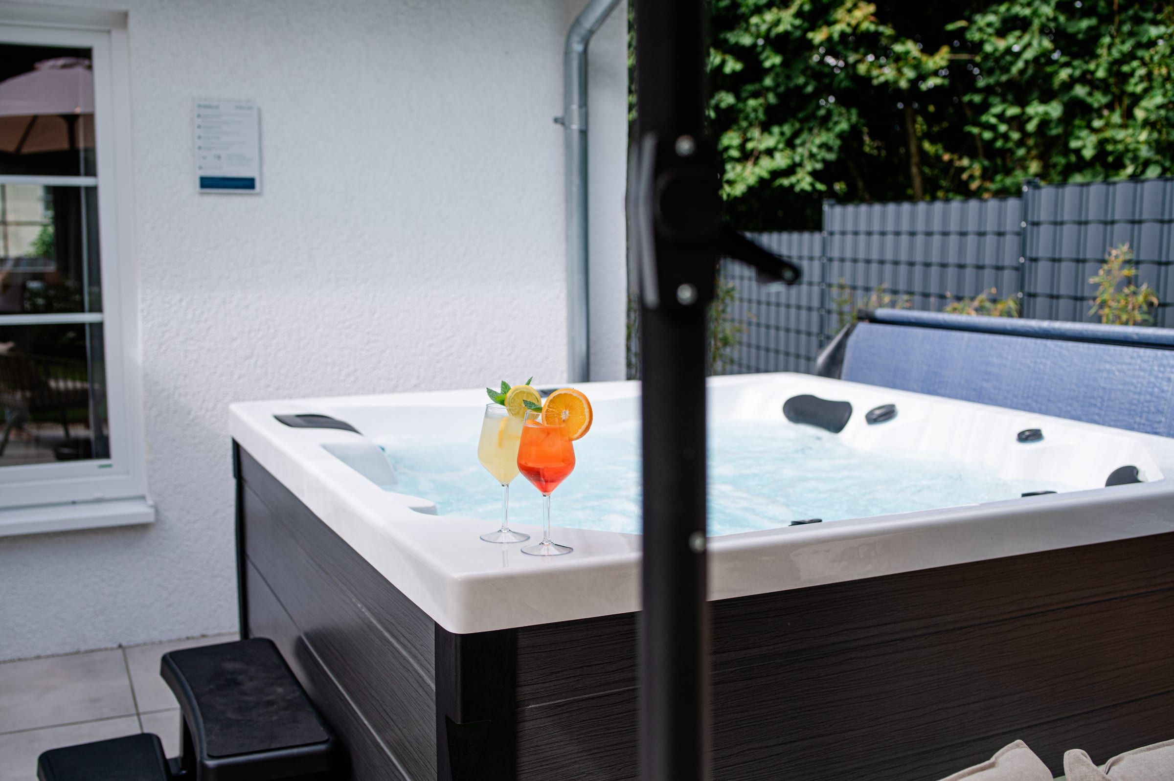 Sprudelnder Außen-Whirlpool vor dem Haus