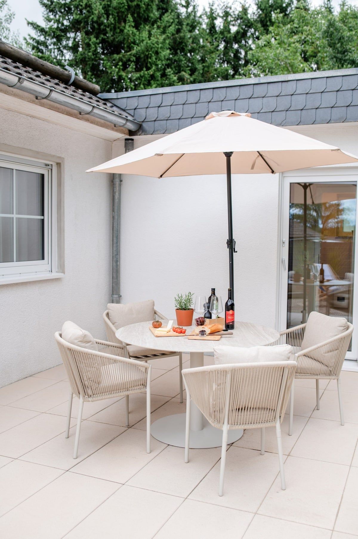 Terrasse mit Essplatz und Sonnenschirm, Übersicht