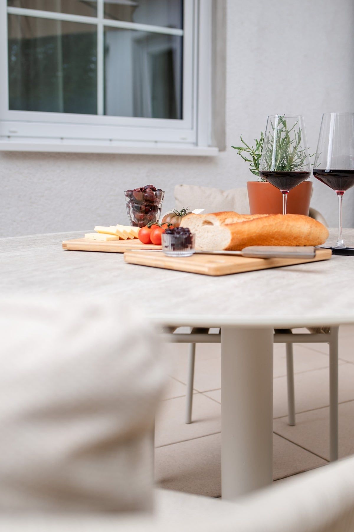 Käseplatte auf dem Terrassentisch
