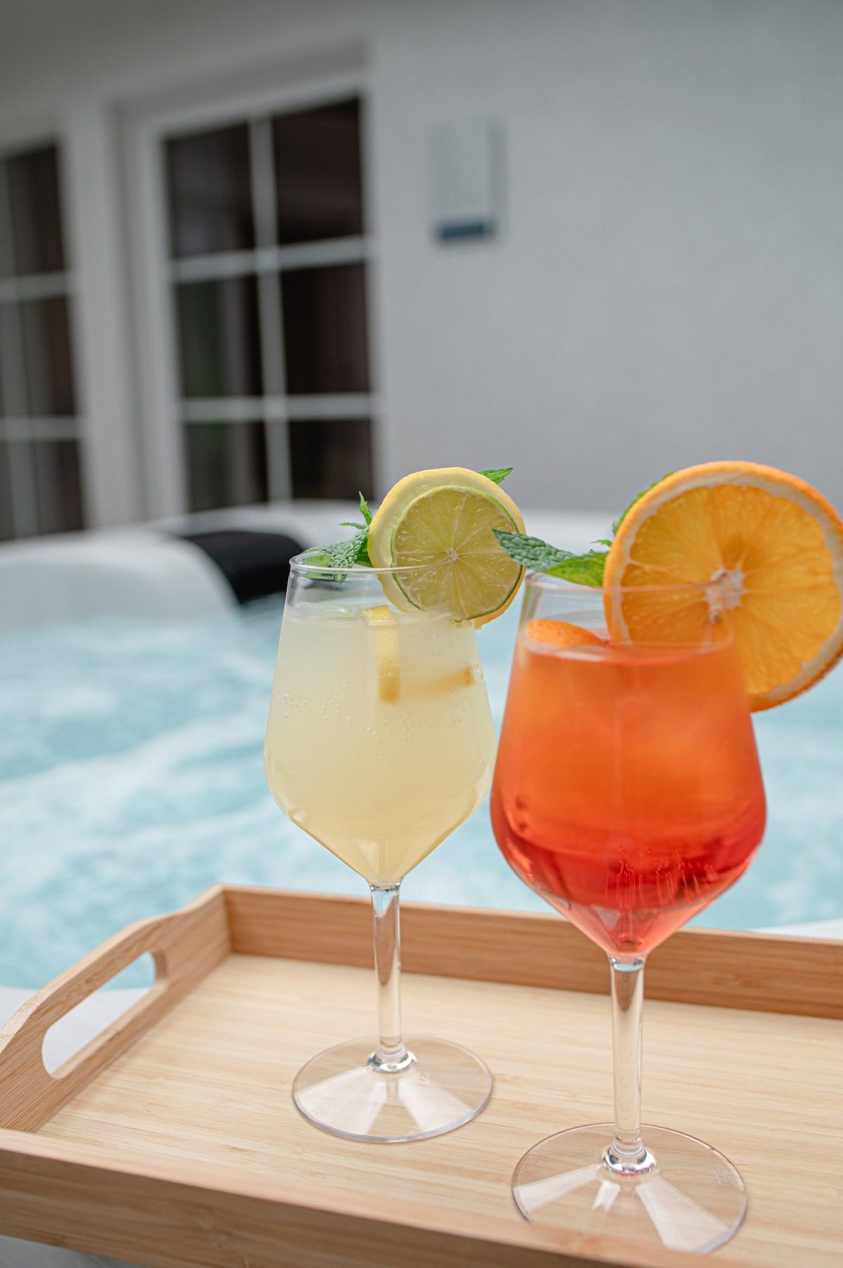 Aperitif am Rand des Whirlpools