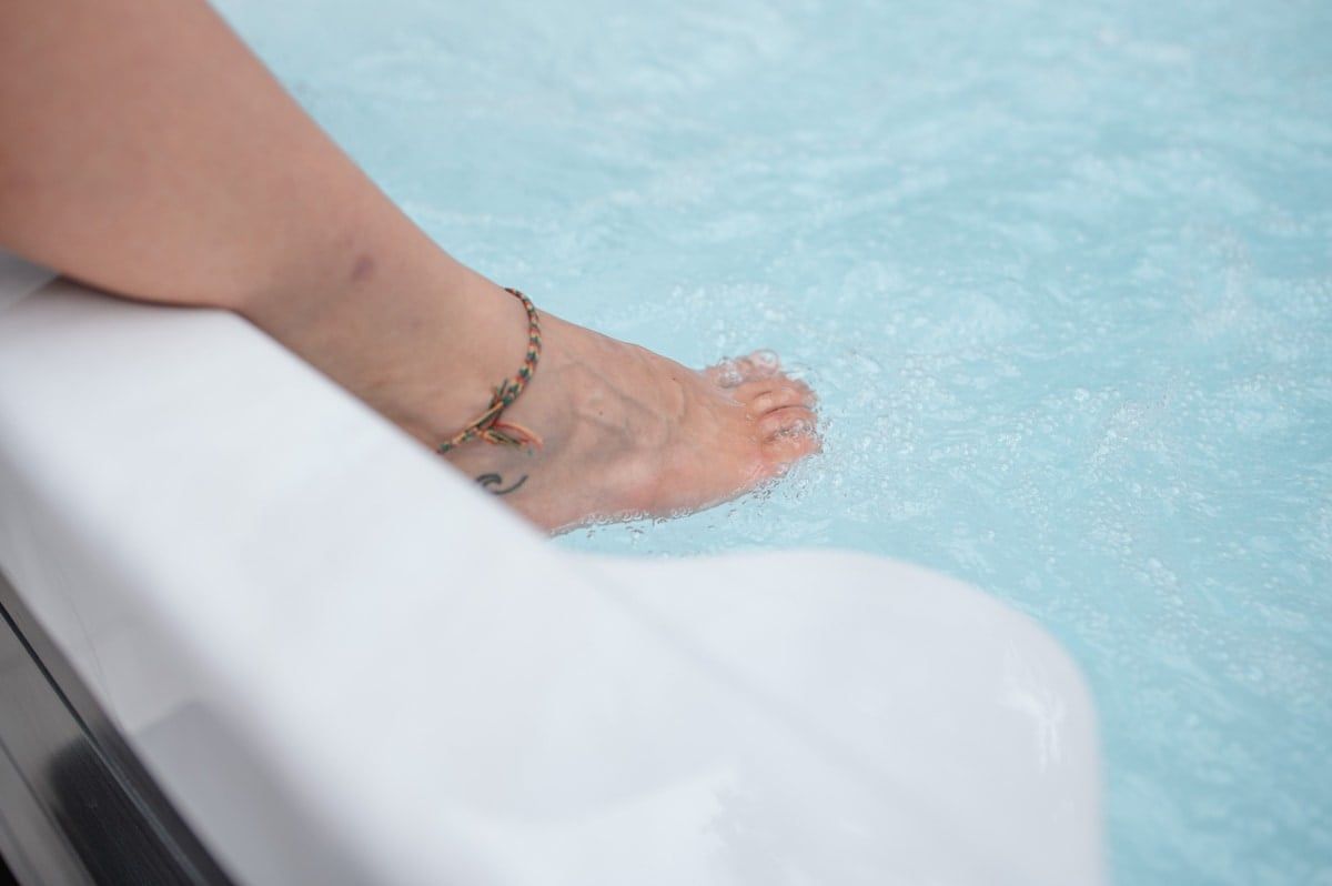 Füße im warmen Whirlpoolwasser