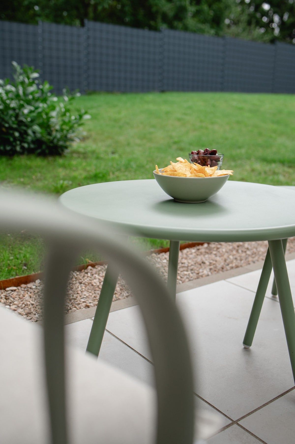 Tisch mit Knabbereien an der Whirlpool-Terrasse