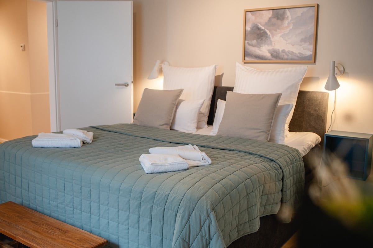Schlafzimmer mit grafischem Wandbild