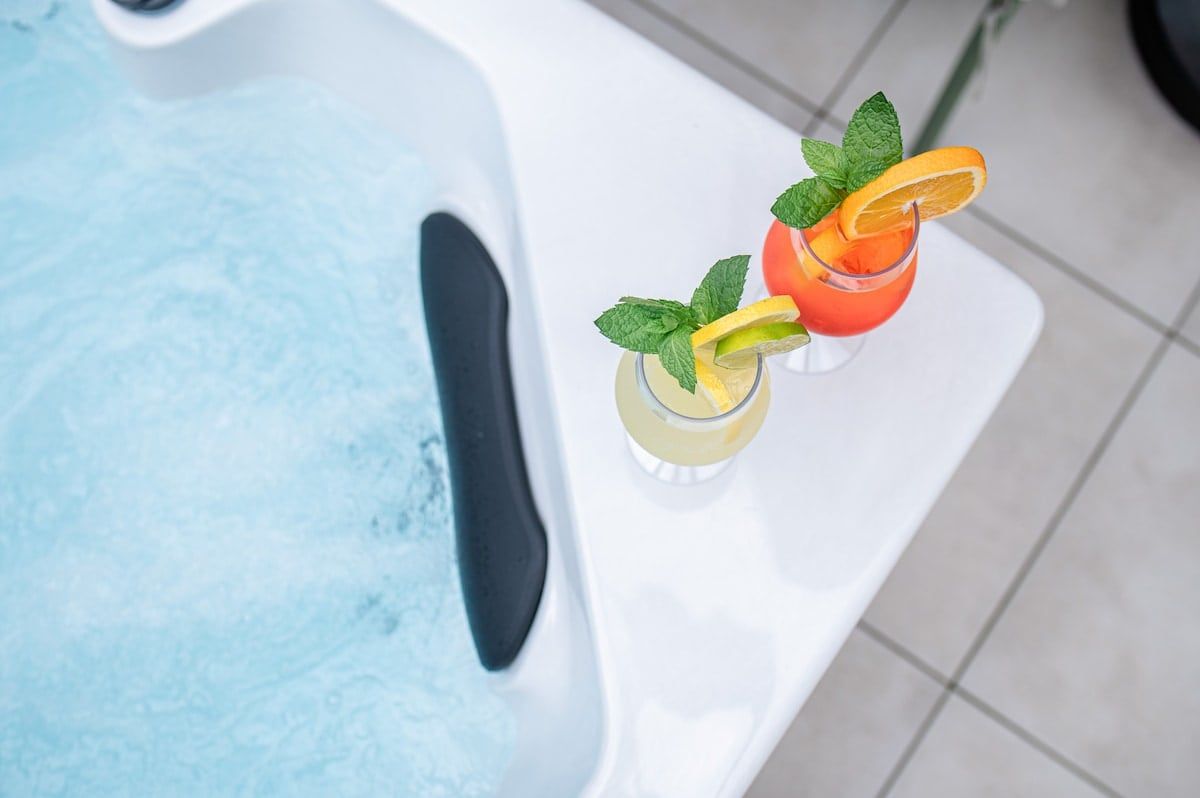Aperitif am Rand des Whirlpools