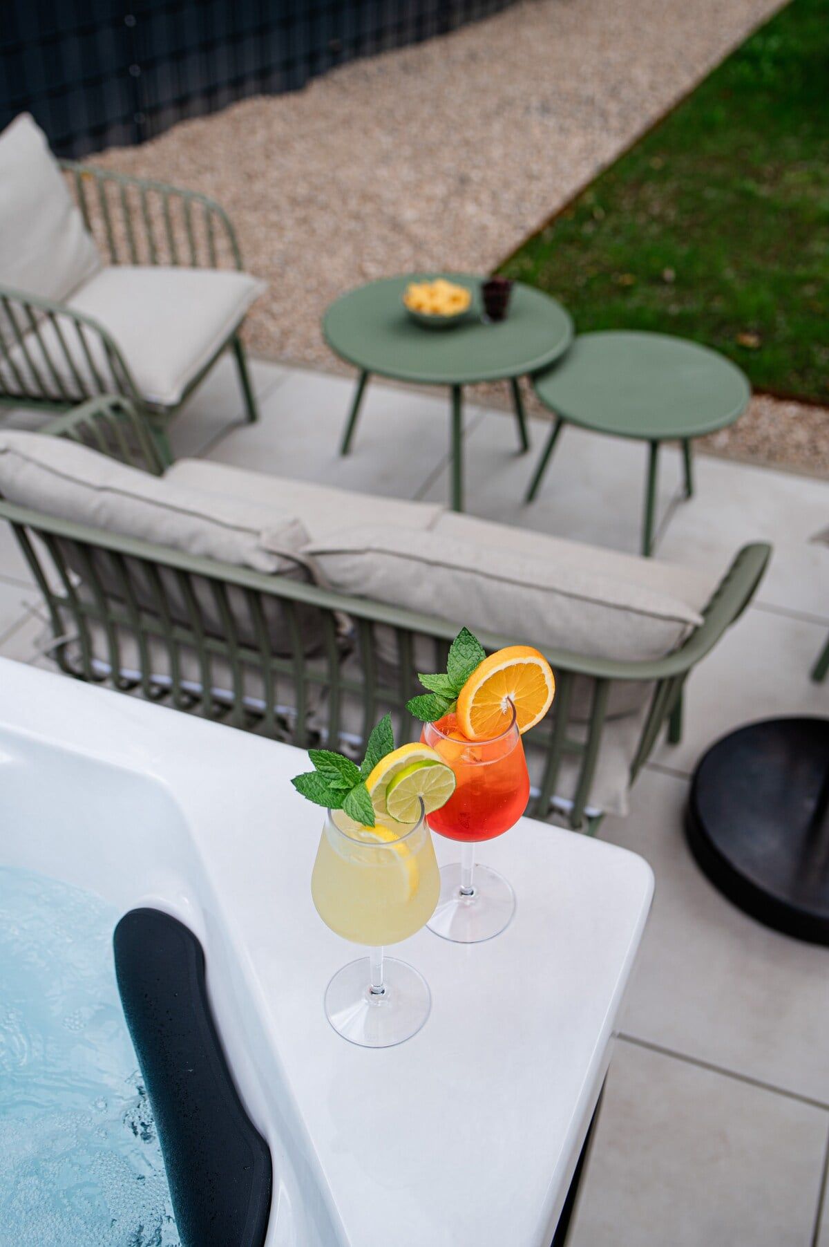 Loungesessel mit Aperitif am Whirlpool