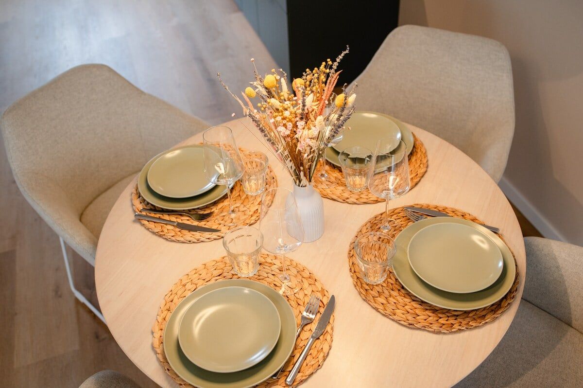 Gedeckter Tisch mit Trockenblumen