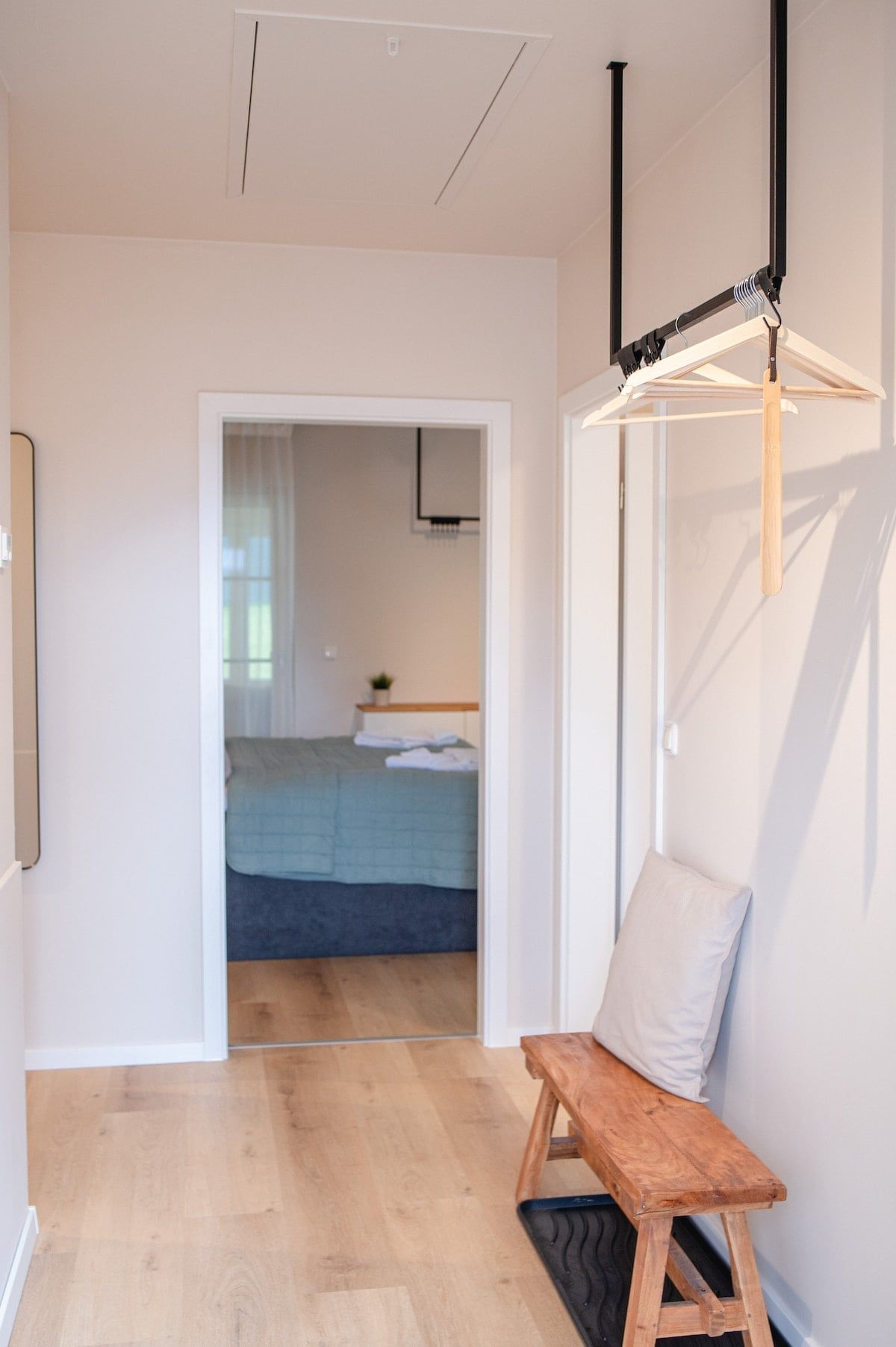 Blick durch die Tür in ein Schlafzimmer