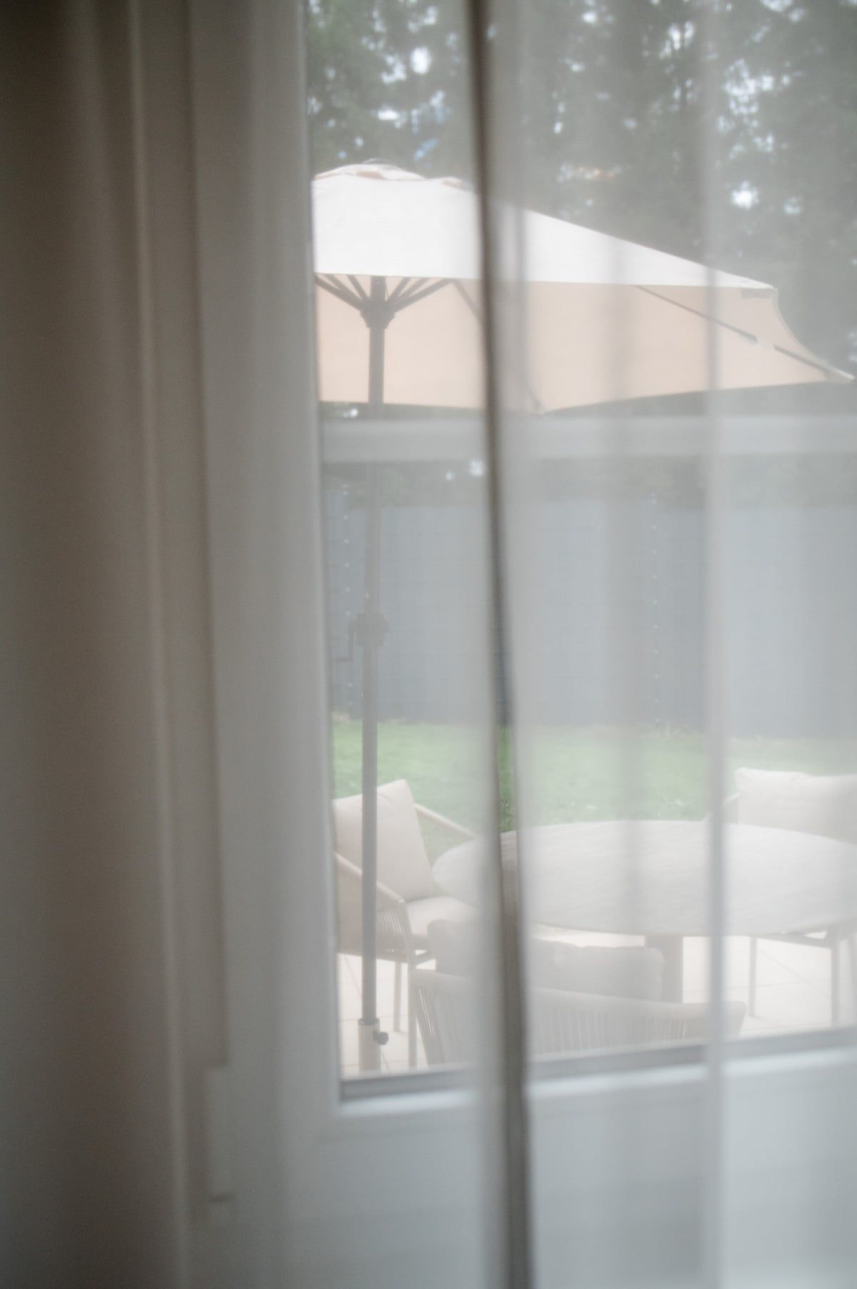 Blick durch den Vorhang auf die Terrasse
