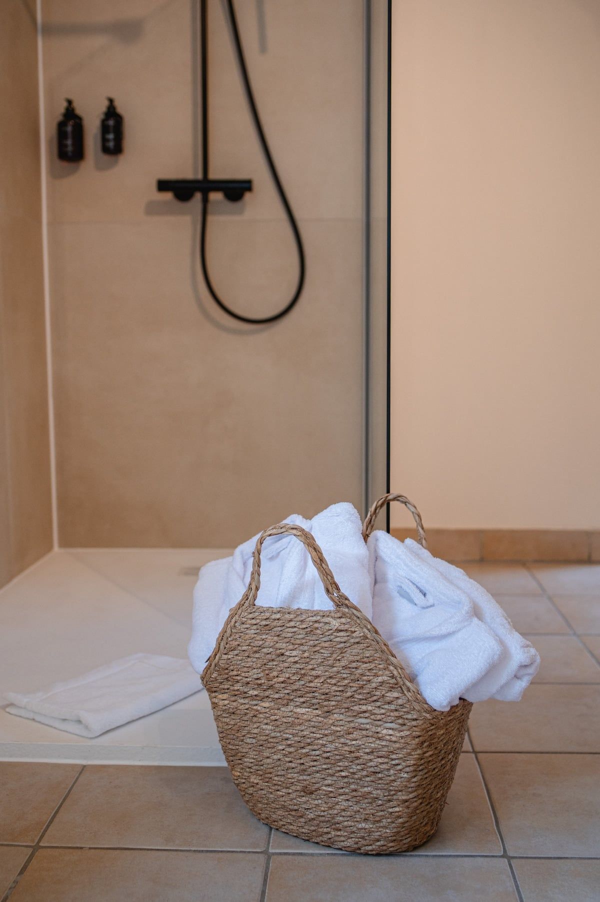 Offene Dusche im Spa-Bereich mit Handtuchkorb