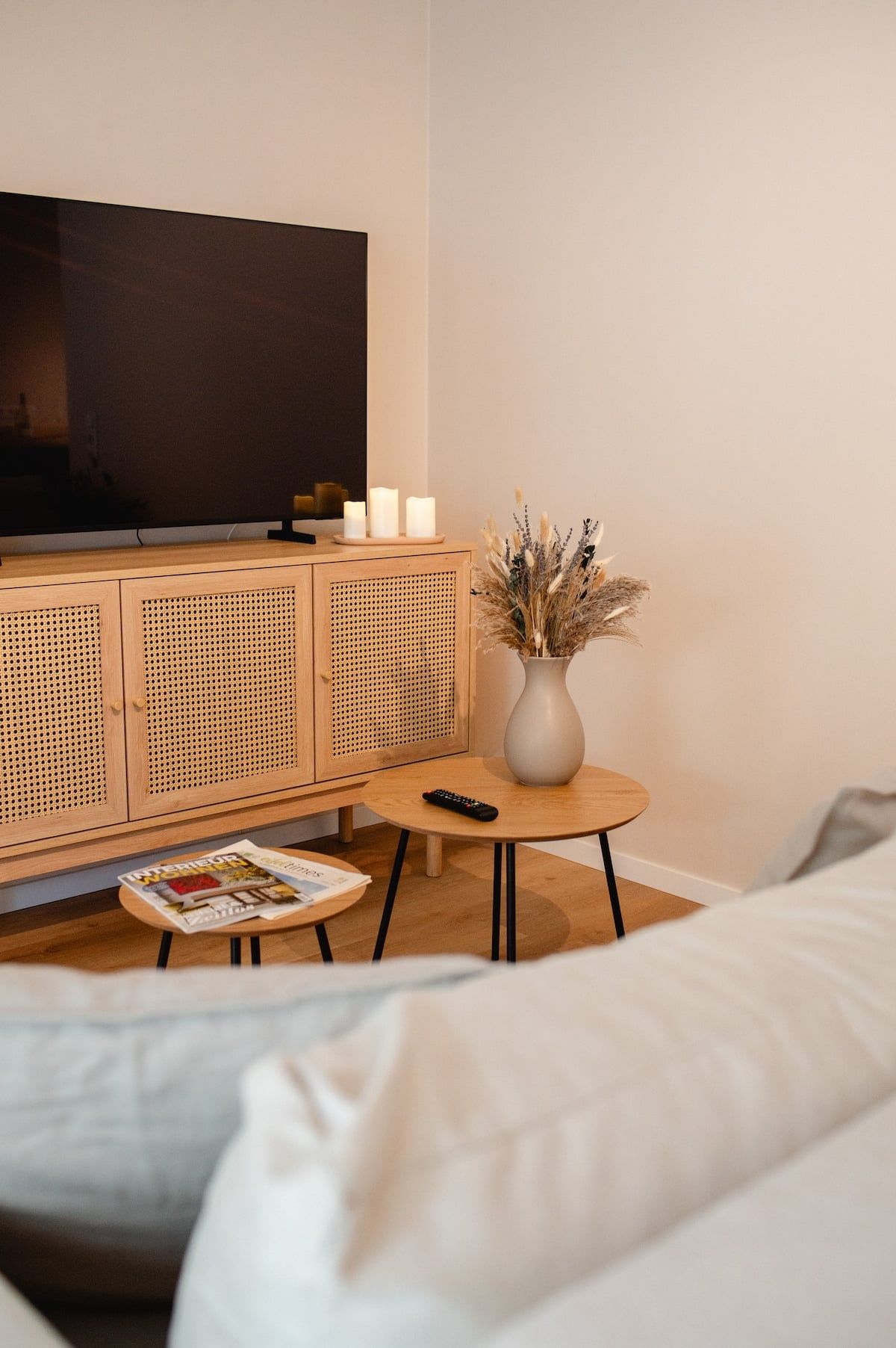 Sofa mit Kissen, Beistelltischen und Zimmerpflanze