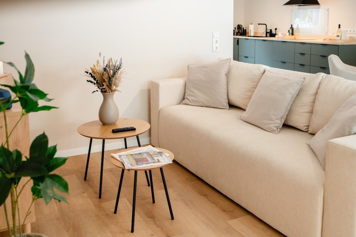 Sideboard mit Fernseher, Kerzen und Trockenblumen