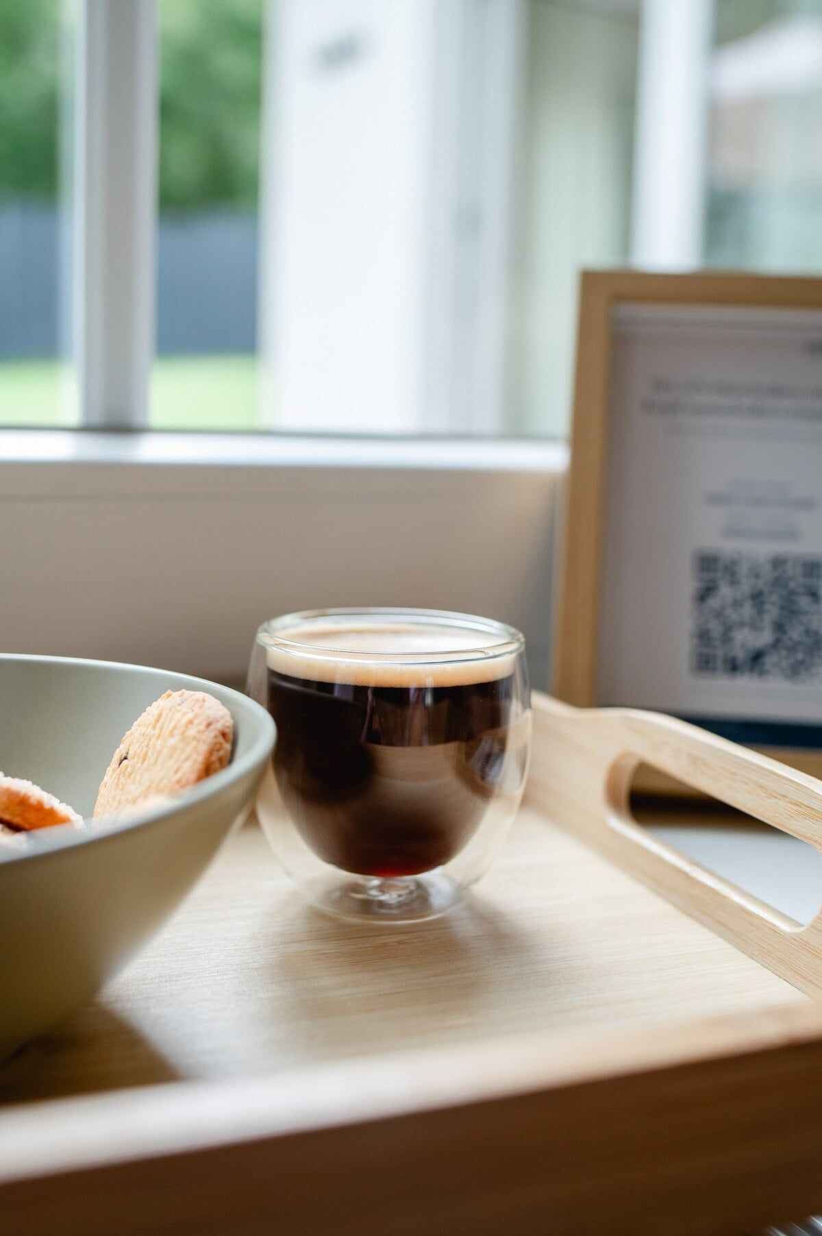 Kaffee und Gebäck am Fenster mit Anreise-Infoschild