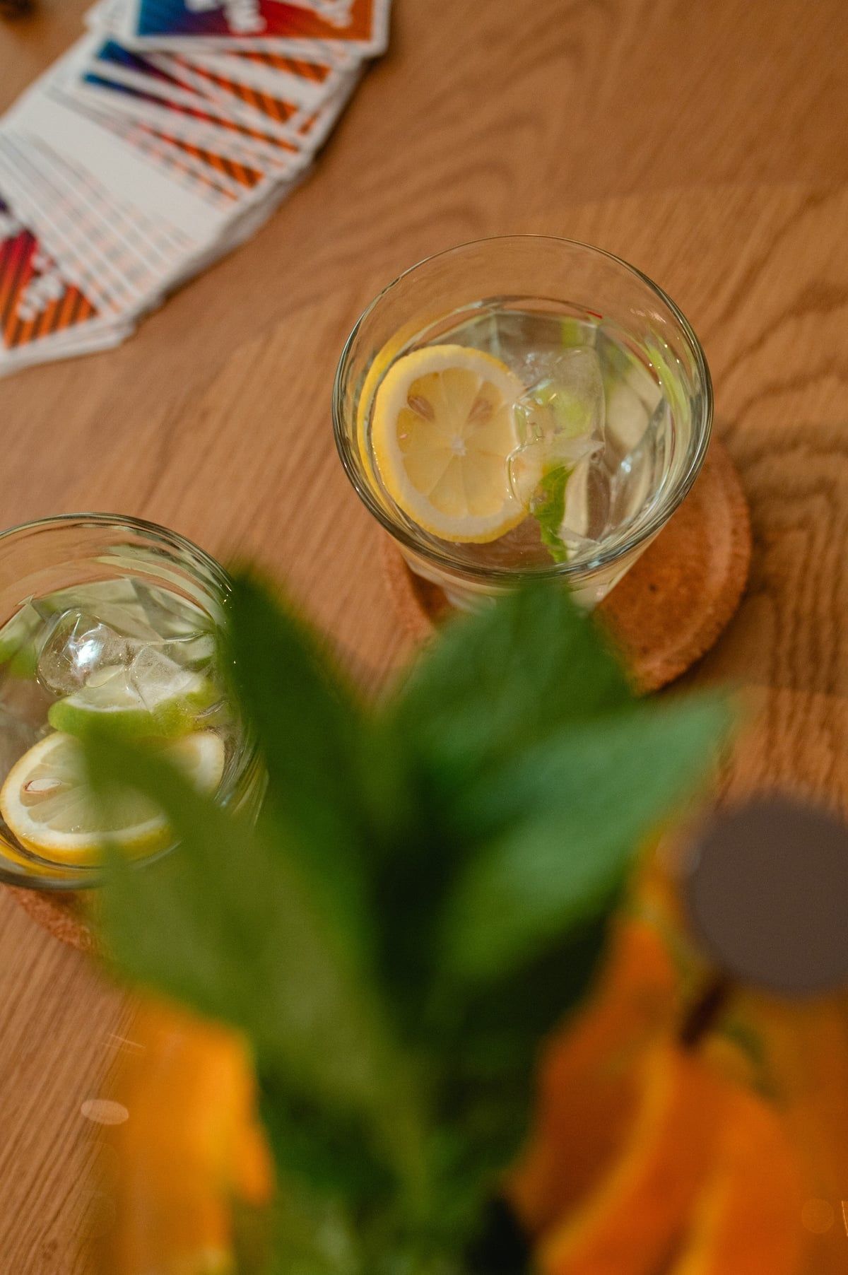 Erfrischungsgetränk mit Minze und Zitrusscheiben, Nahaufnahme
